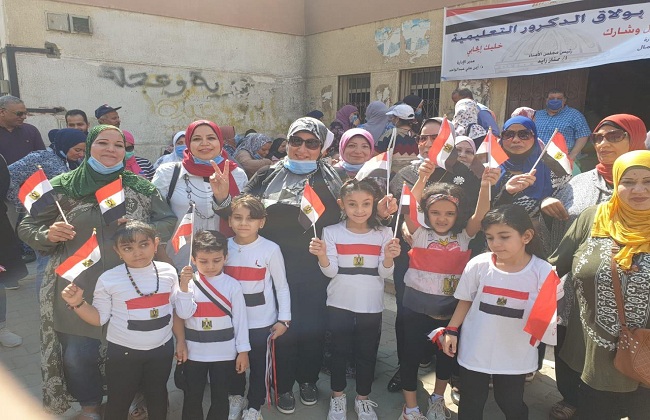   أعلام مصر تزين طوابير لجان بولاق الدكرور | صور