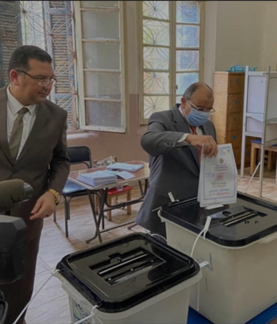   ‏وزير التنمية المحلية يدلي بصوته في انتخابات مجلس الشيوخ بمدرسة الحرية بمصر الجديدة