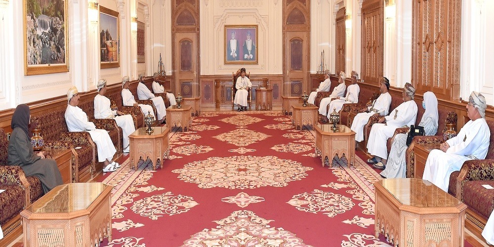   نائب رئيس الوزراء العُمانى يلتقى الوزراء السابقين تقديرا لجهودهم البناءه التي بذلوها