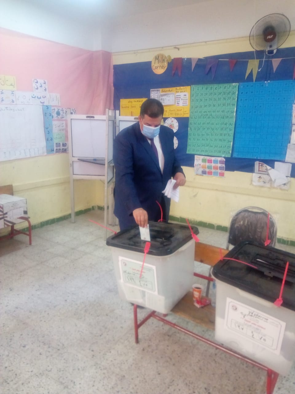   رئيس تحرير الجمهورية يدلي بصوته في انتخابات الشيوخ بالهرم