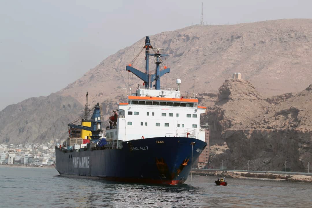   وصول سفينة إماراتية إلى ميناء المكلا اليمنى تحمل مساعدات غذائية وأدوات مدرسية لأهالي «حضرموت»