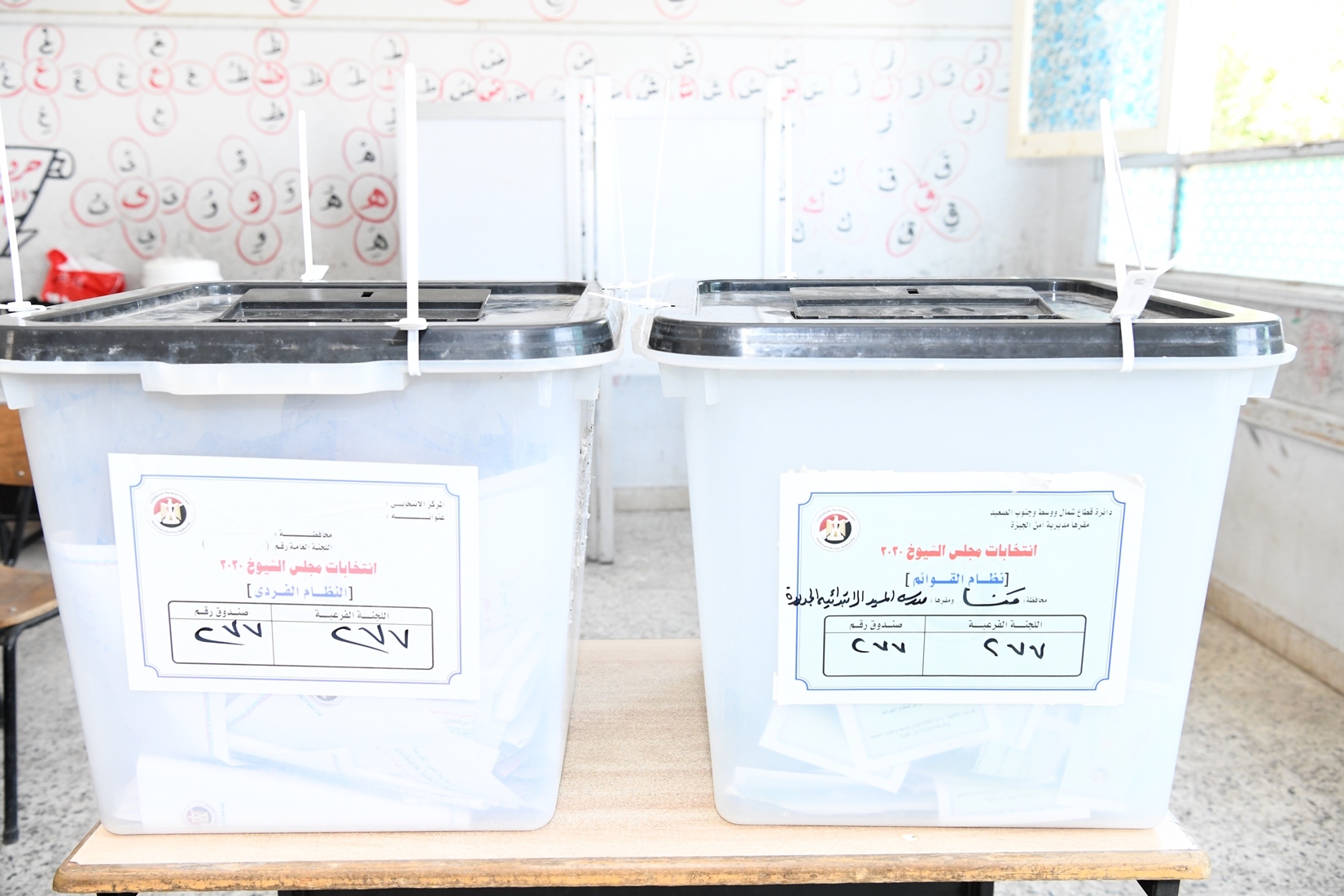   صور«حازم عمر» يتابع سير العملية الانتخابية بعدد