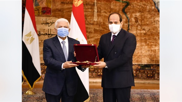   الرئيس السيسي يمنح وسام الجمهورية من الطبقة الأولى لرئيس محكمة النقض السابق