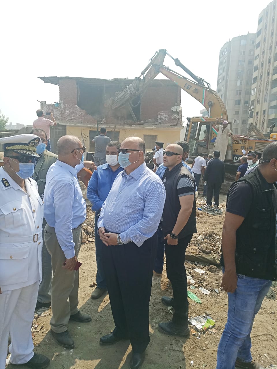   محافظ القاهرة يتفقد أعمال الإزالة بمنطقة عرب الحصن 1 «عزبة الصفيح » بحي المطرية