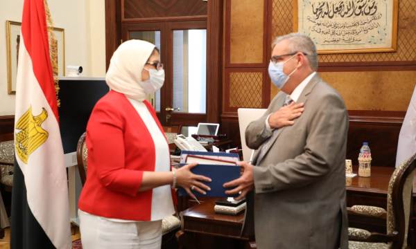   وزيرة الصحة تهنئ الدكتورة نعيمة القصير لتوليها مهام منصب ممثل منظمة الصحة العالمية الجديد في مصر