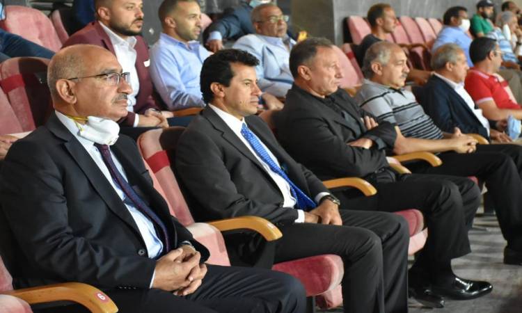   وزير الشباب يشاهد مباراة الأهلى وإنبى من مدرجات ستاد القاهرة