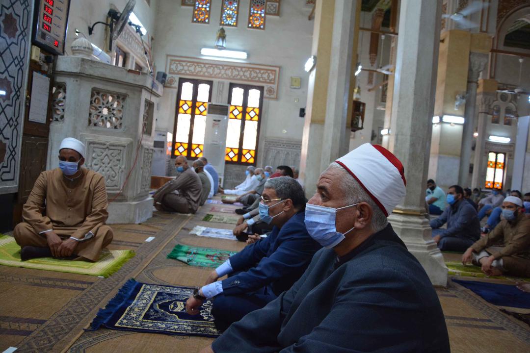   محافظ المنيا يشيد بالإجراءات الإحترازية بالمساجد خلال أداءه لصلاة الجمعة (صور)