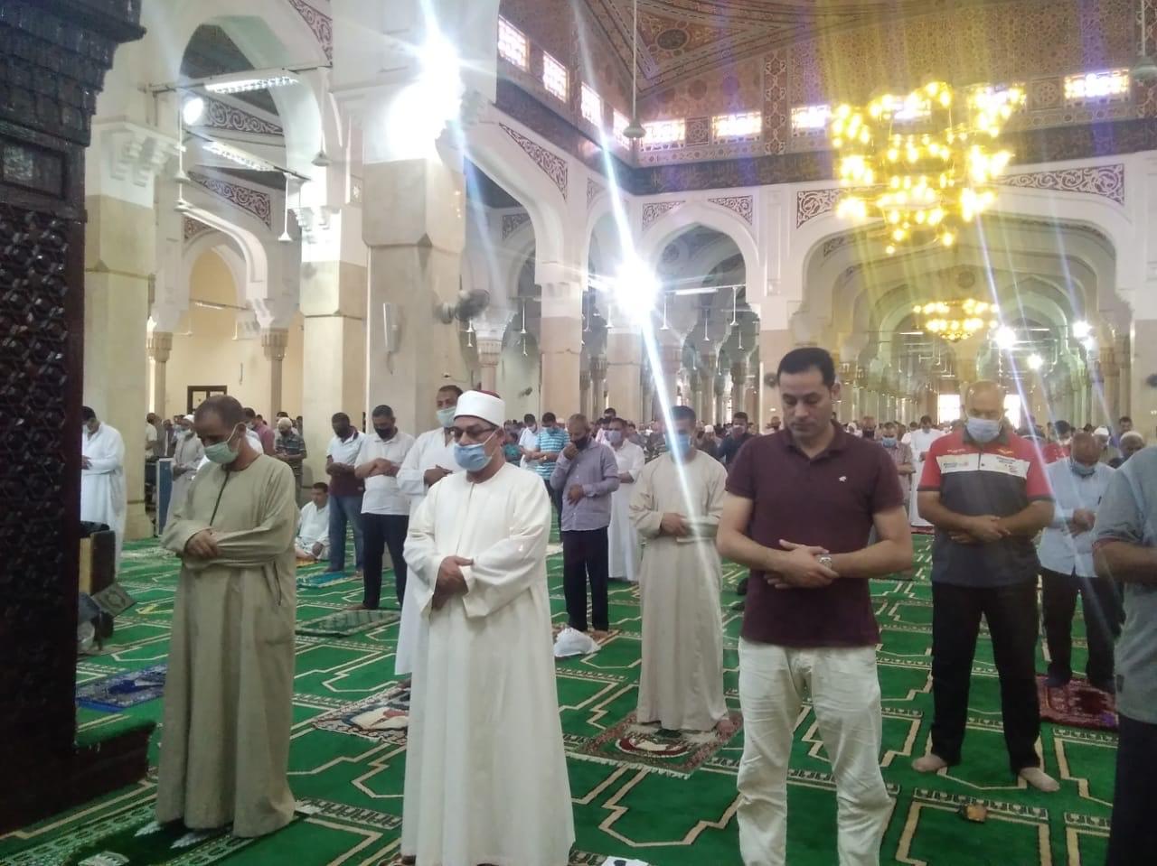   الالاف يؤدون صلاة الجمعة بـ 4الاف مسجد في كفر الشيخ