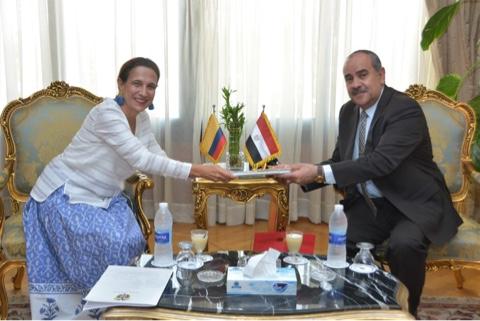   وزير الطيران يلتقى سفيرة دولة كولومبيا بالقاهرة