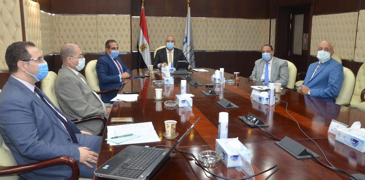   وزير الإسكان يستعرض مواقع الأراضي المقترحة لتنفيذ الوحدات السكنية بمشروع «سكن كل المصريين» بالمدن الجديدة