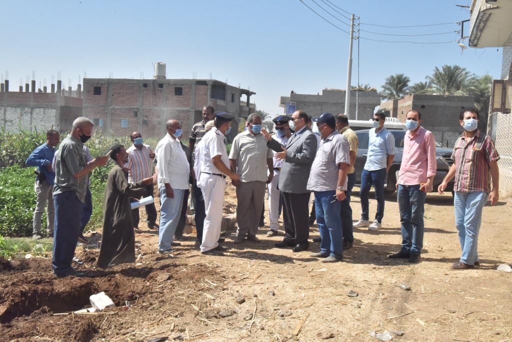   محافظ أسيوط يقود حملة مكبرة لإزالة بعض مخالفات البناء والتعديات بقرية الانصار بمركز القوصية
