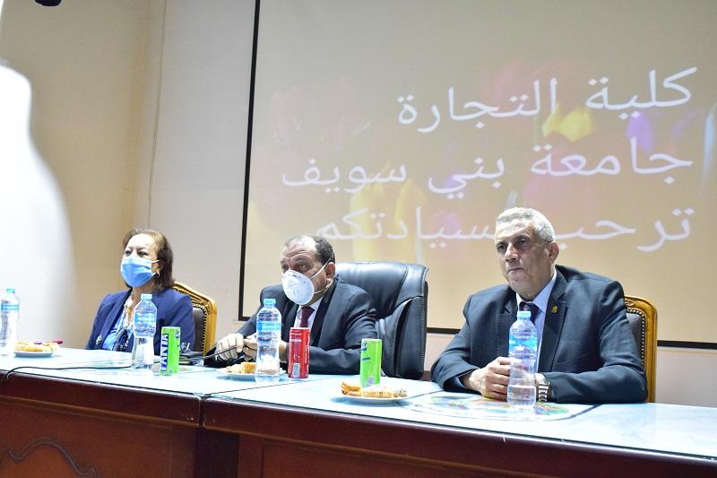   رئيس جامعة بنى سويف إطلاق أسماء المتميزين من المحالين للمعاش على القاعات تكريما لهم