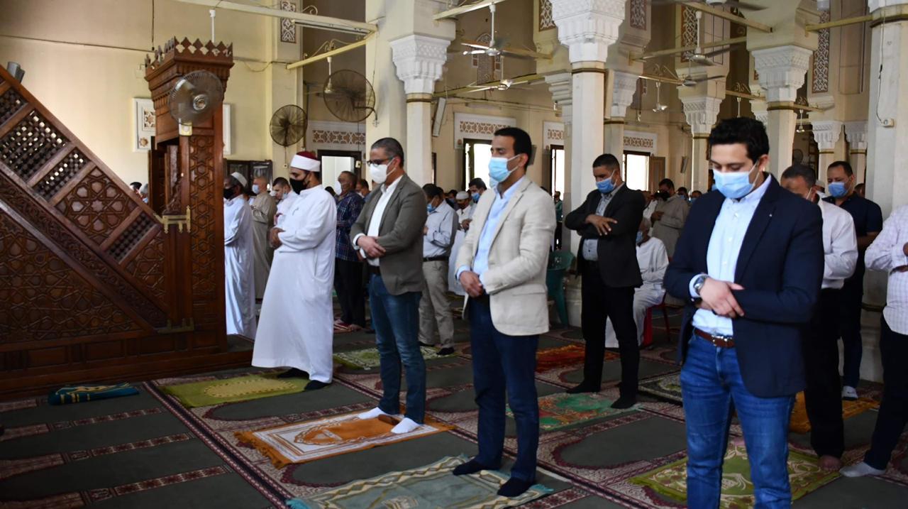   محافظ الفيوم يؤدي صلاة الجمعة الأولى بمسجد ناصر بعد إعادة افتتاح المساجد