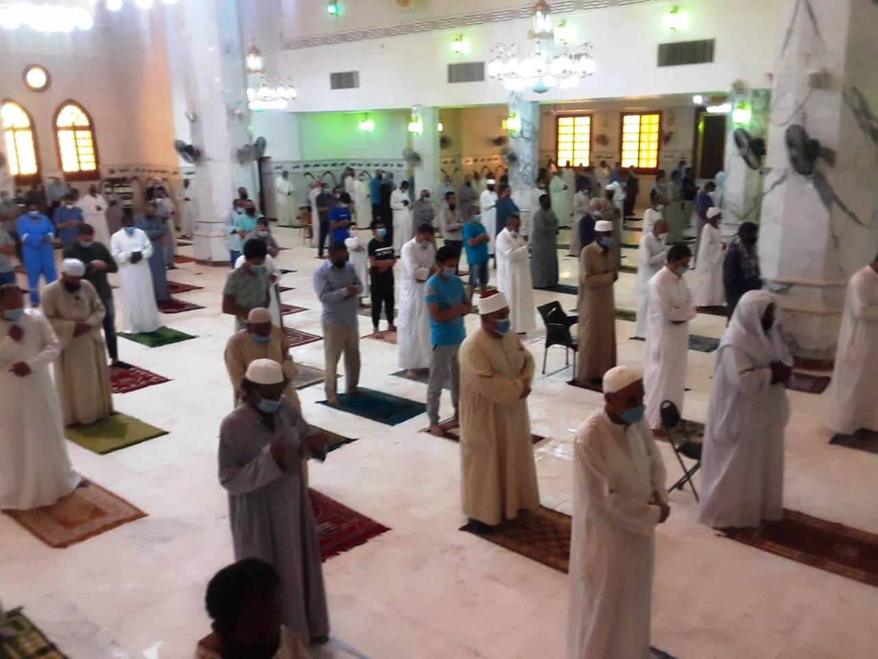   أداء صلاة الجمعة بأكثر من 1200 مسجد بأسوان ..والمحافظ يشدد على ضرورة الإلتزام بالإجراءات الإحترازية لمواجهة كورونا