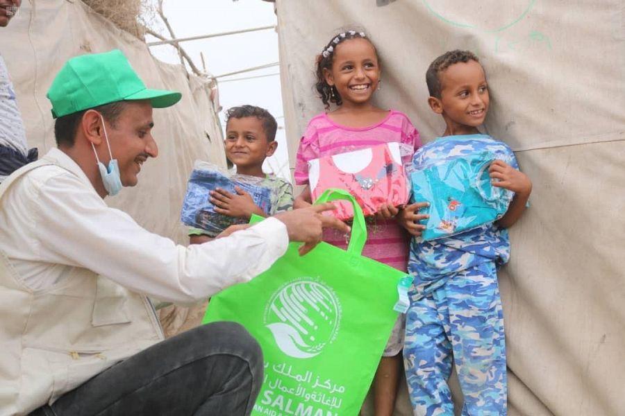   مركز الملك سلمان للإغاثة يوزع كسوة العيد للأطفال الأيتام والنازحين في اليمن