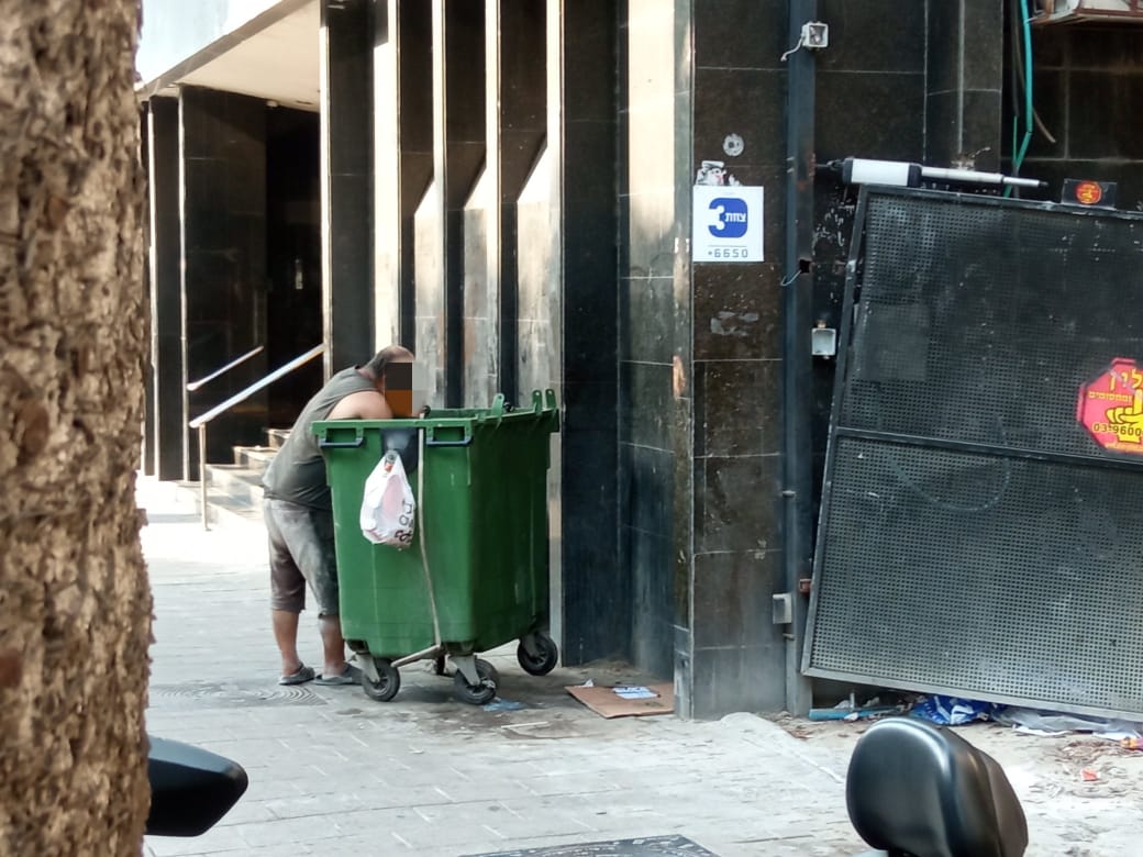 صورة حقيقية.. إسرائيلى يأكل من صندوق القمامة