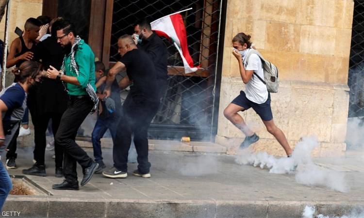   الأمن اللبنانى يستخدم القنابل المسيلة للدموع لتفريق المتظاهرين