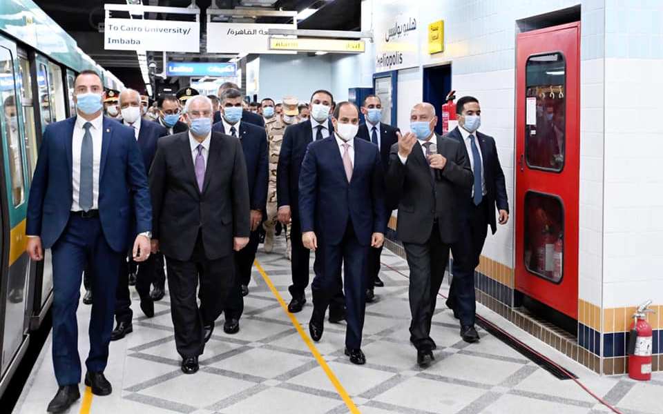   وزير النقل: الرئيس السيسي استخرج اشتراك مترو مدى الحياة ودفع ثمنه