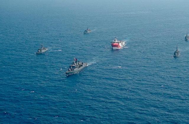   اليونان تعلن عن إقامة تدريبات عسكرية بالذخيرة الحية قرب سفن تركيا التى تنقب عن الغاز