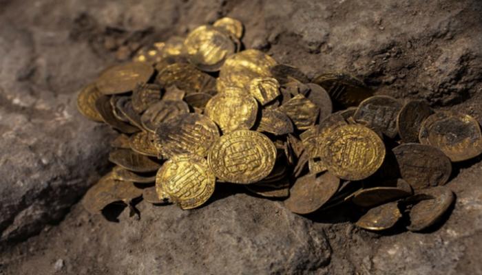   إسرائيليون يعثرون على كنز من العملات الذهبية يعود للعصر العباسى
