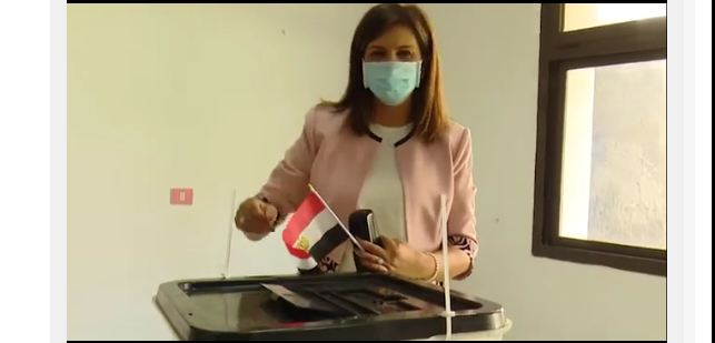   ‏وزيرة الهجرة تدلي بصوتها في انتخابات الشيوخ بالمدرسة البريطانية في الرحاب
