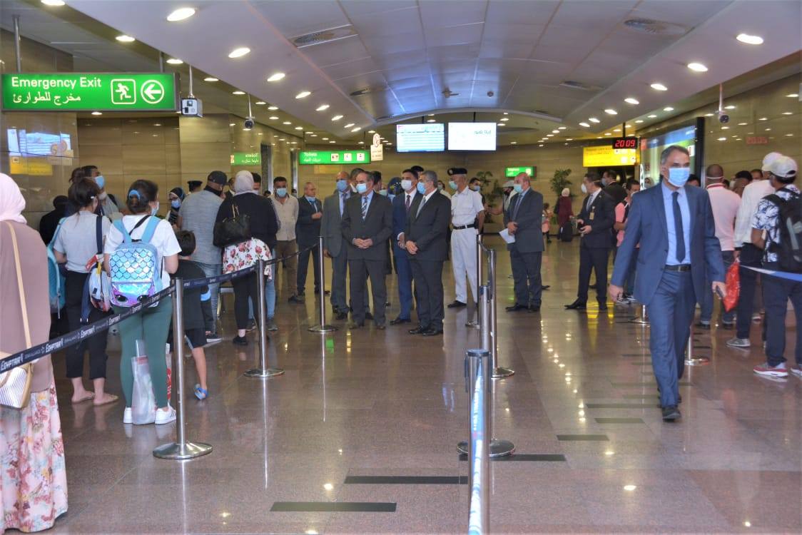   وزير الطيران المدني في جولة تفقدية لمطار القاهرة مع أول يوم لتطبيق شهادة الـ PCR