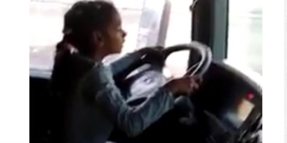   كارثة.. فيديو لطفلة تقود سيارة نقل ثقيل على أحد الطرق السريعة