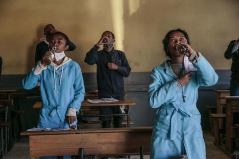   «الصحة العالمية» توافق على اختبار علاجات عشبية أفريقية لعلاج كوفيد-19