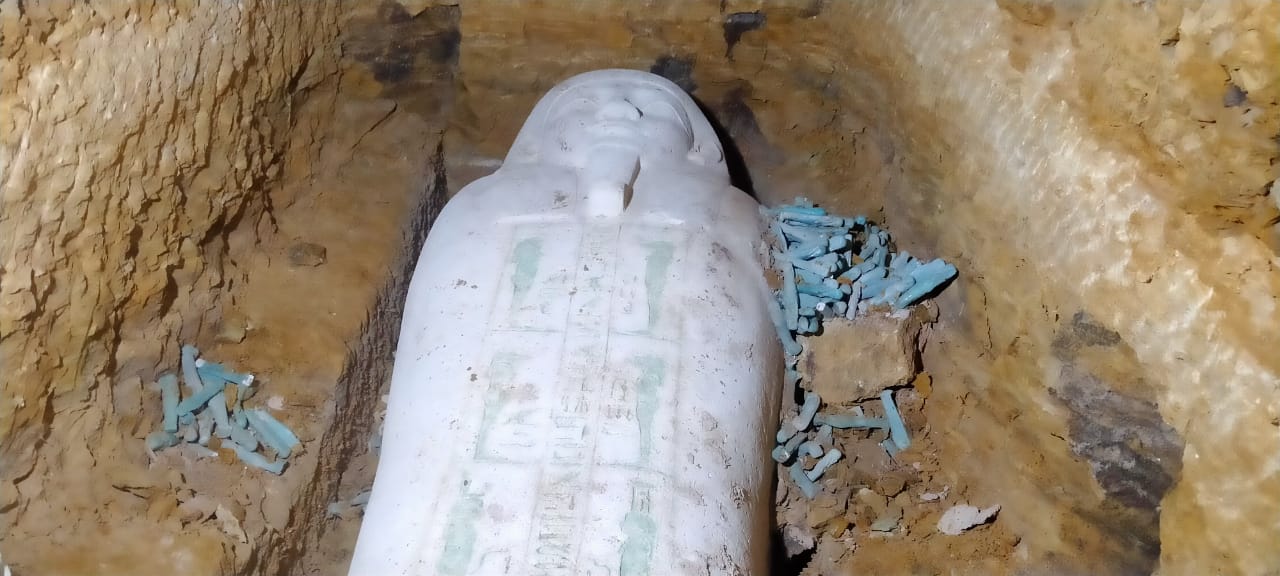    العثور على تابوت حجري وتماثيل بمنطقة آثار الغريفة بالمنيا