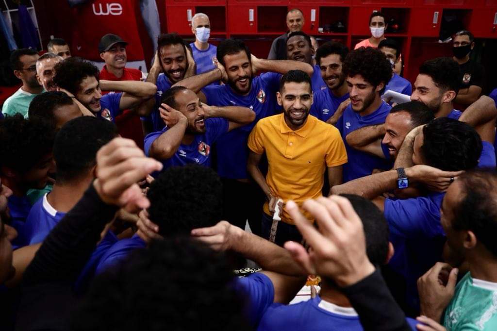   صور|| الأهلي يحتفي بمؤمن.. واللاعب يتسلم قيمة عقده كاملا 