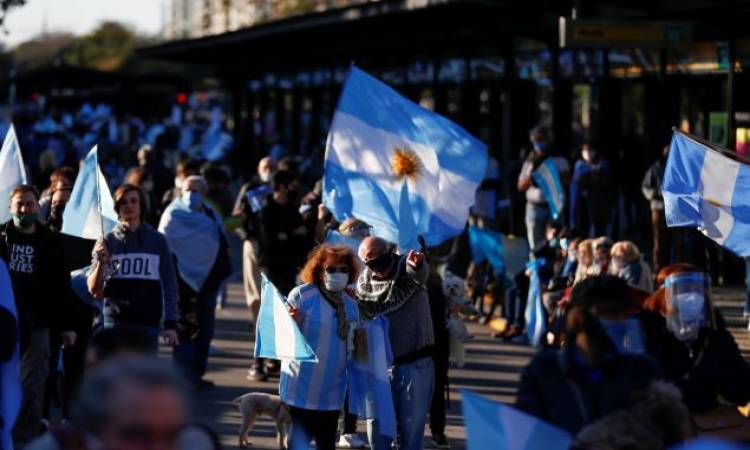  شاهد|| بالدفوف والرقص مظاهرات ضد إجراءات الحجر والفساد في الأرجنتين
