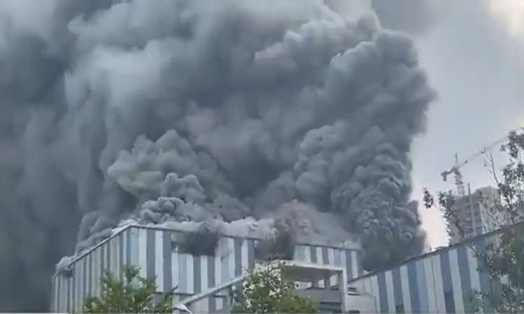   عاجل .. حريق هائل فى مبنى تابع لشركة هواوى الصينية || شاهد