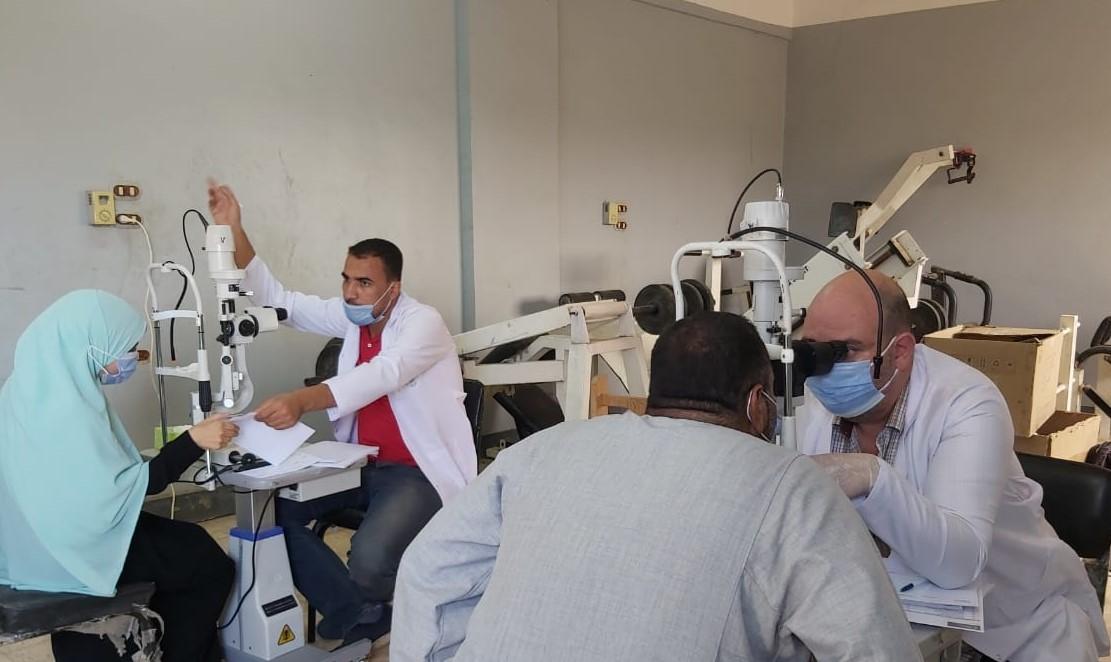   الكشف وتقديم العلاج بالمجان علي 310 مواطن بقرية جاويش في قافلة طبية لأمراض العيون ببنى سويف