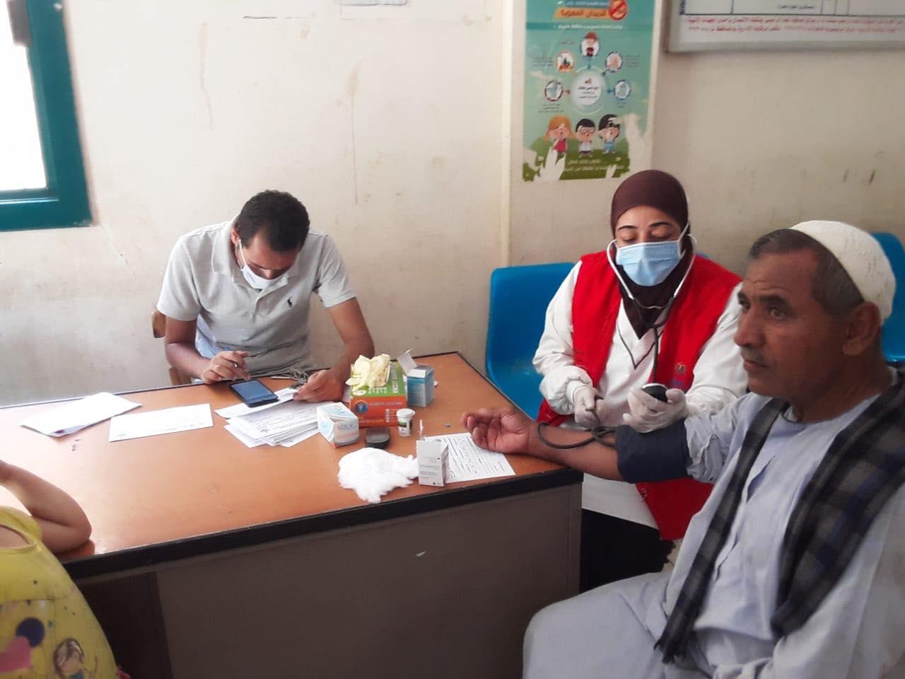   277 فريقا طبيا بصحة المنيا يشاركون بمبادرة فحص وعلاج الأمراض المزمنة