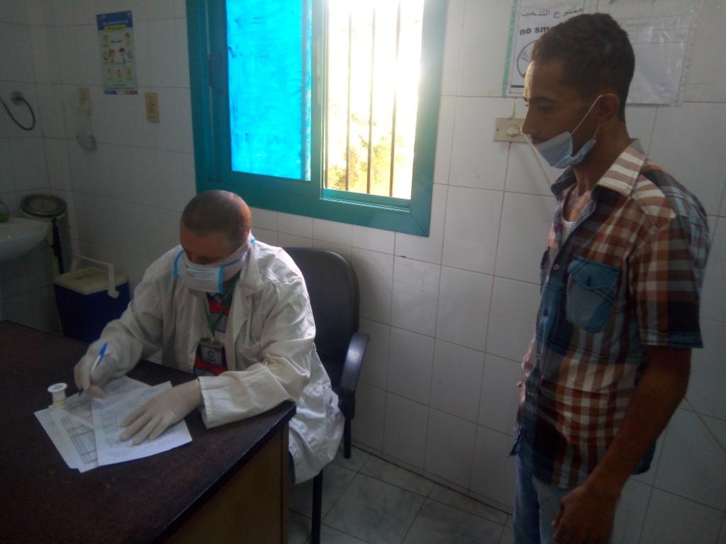   محافظ بنى سويف توقيع الكشف الطبي علي 808 مريض في قافلة طبية مجانية