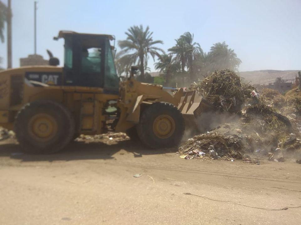   محافظ أسيوط: حملات نظافة مكثفة ورفع ما يقرب من 80 طن مخلفات وقمامة بمختلف القرى