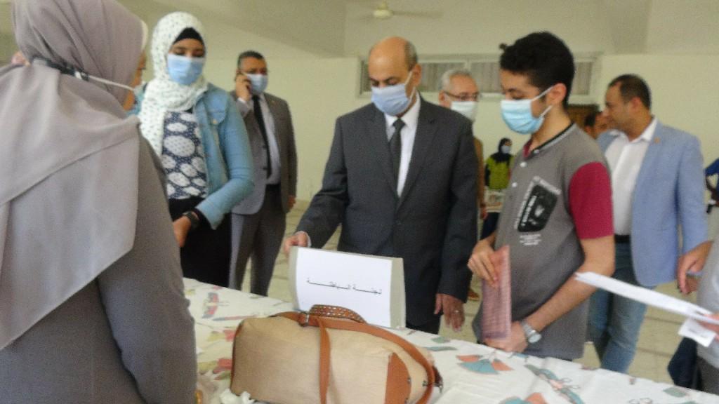   رئيس جامعة المنيا يتابع إجراءات الكشف الطبي للطلاب المستجدين في يومها الأول