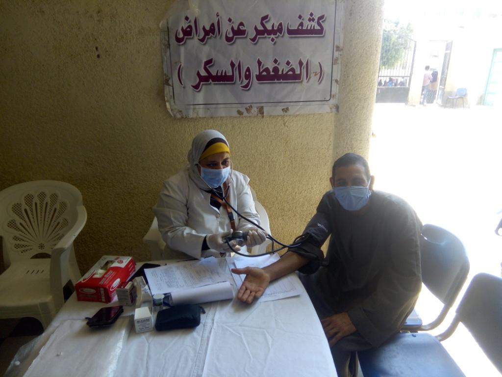    توقيع الكشف الطبي علي 833 مريض في قافلة طبية مجانية ببني سويف