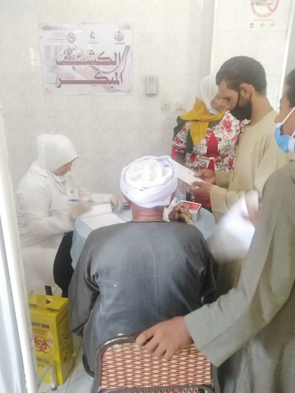   الكشف على ٩٩٥ حالة خلال القافلة الطبية بنجع الحىّ بمدينة قنا