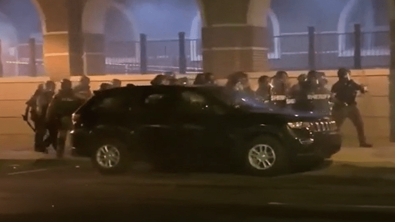   شاهد|| اشتباكات بين الشرطة والمتظاهرين في مدينة لانكستر الأمريكية بعد مقتل شاب لاتيني