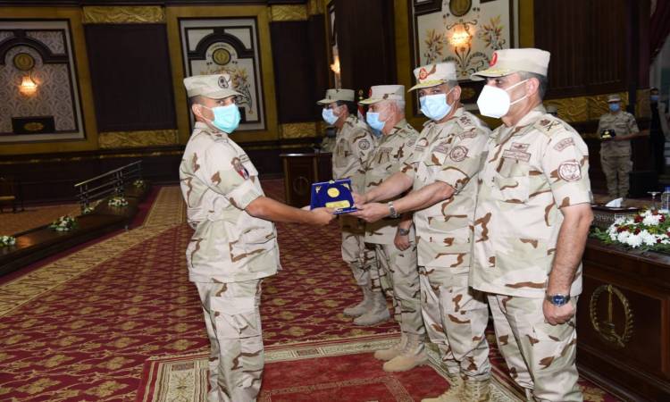   وزير الدفاع يلتقى مقاتلى الجيش الثانى الميدانى