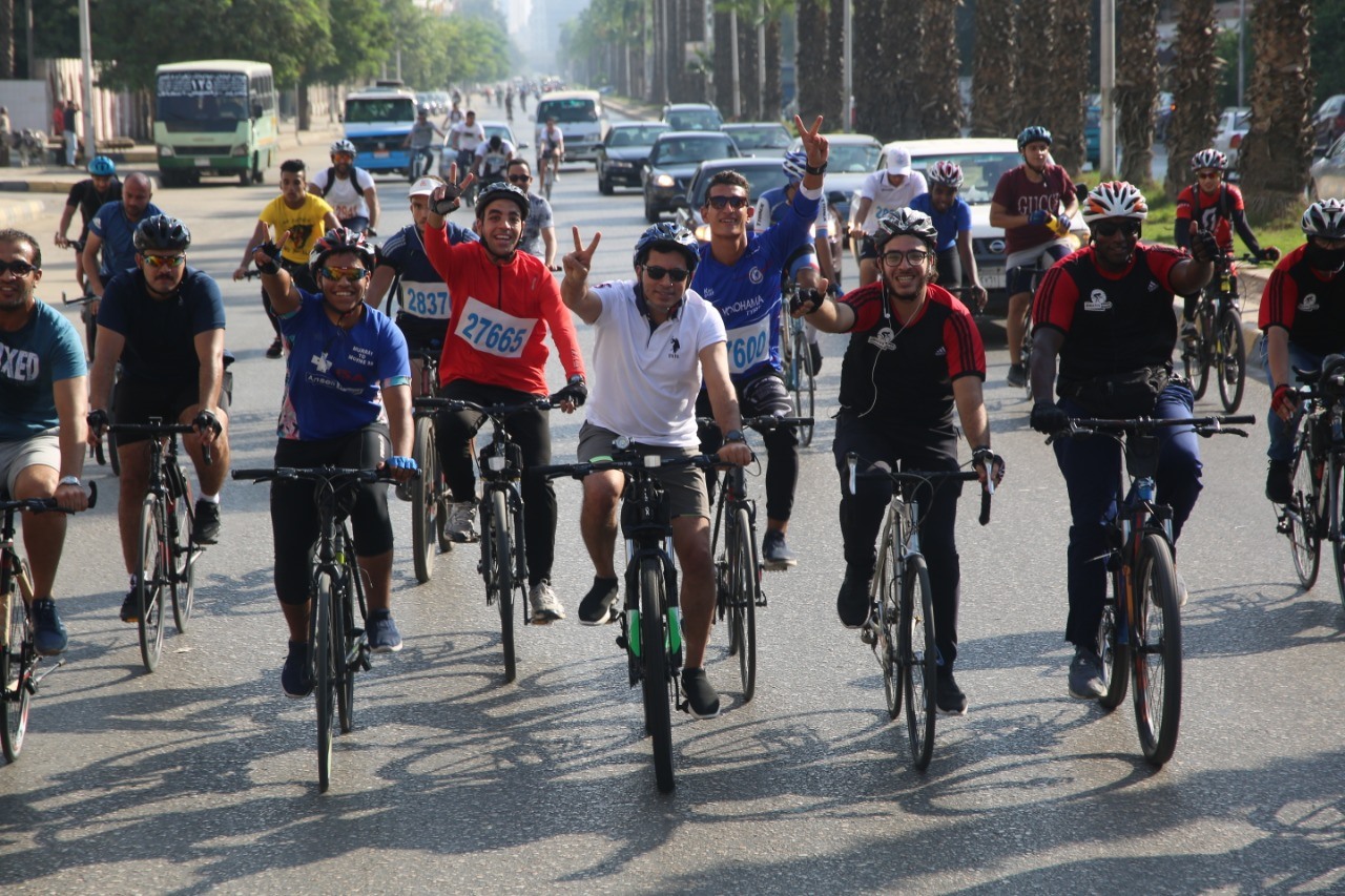   وزير الرياضة يقود ماراثون الدراجات من «التحرير» إلى المتحف الجديد بالرماية