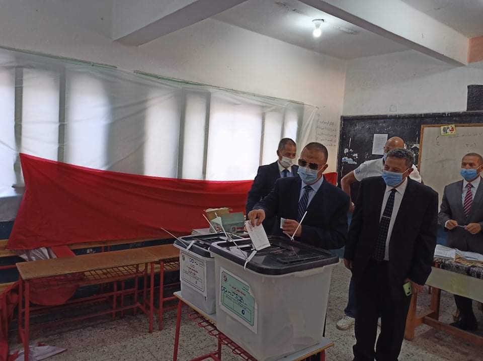   محافظ الإسكندرية يدلى بصوته في انتخابات النواب