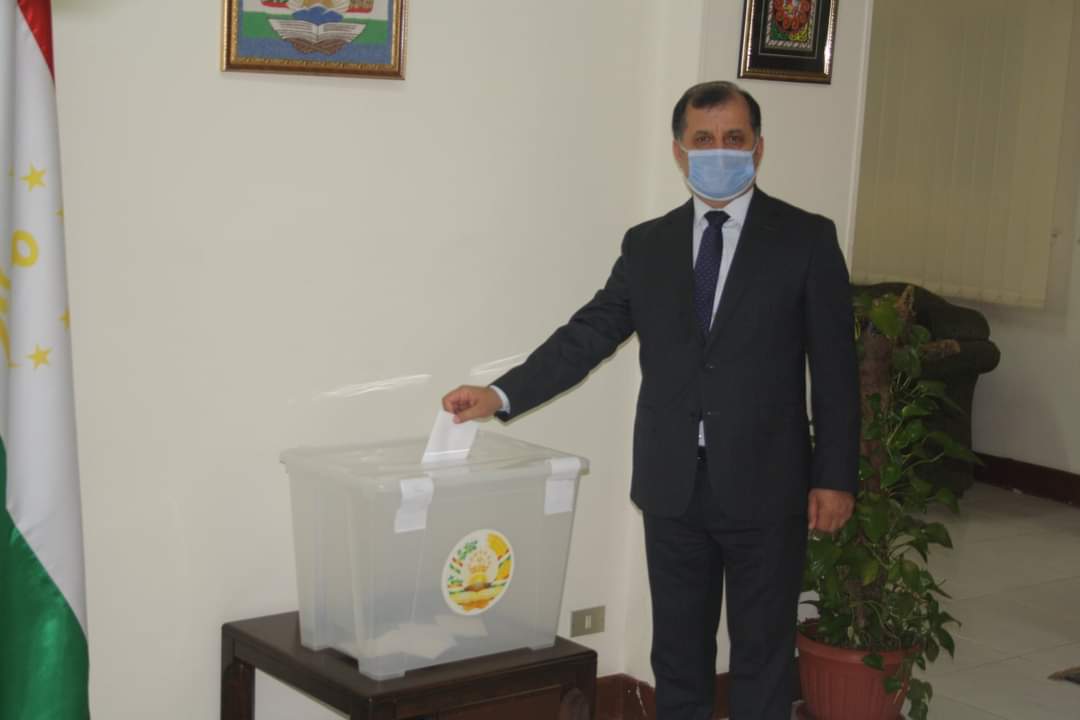   الجالية الطاجيكية في مصر تدلي بصوتها في الانتخابات الرئاسية بمقر السفارة