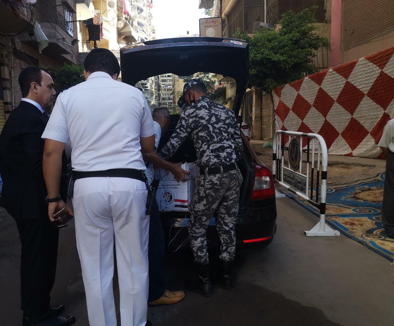  شاهد: لحظه دخول صناديق الاقتراع للجان الانتخابية بالإسكندرية