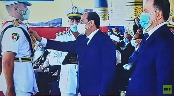   الرئيس عبد الفتاح السيسى يكرم طالبا فلسطينيا بكلية الشرطة