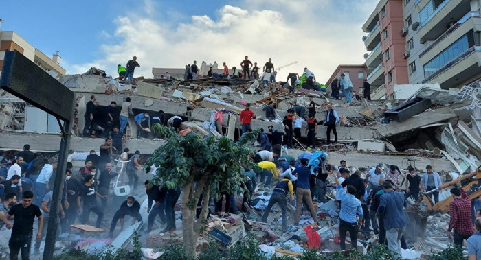   12 قتيلا وأكثر من 400 جريح جراء زلزال إزمير بتركيا