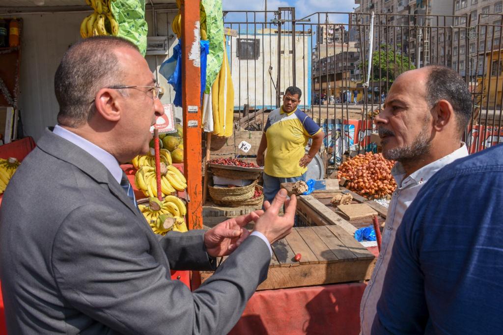 محافظ الإسكندرية يكلف بنقل بائعي سوق القاهرة لباكيات سوق الثلاثين خلال ٤٨ ساعة