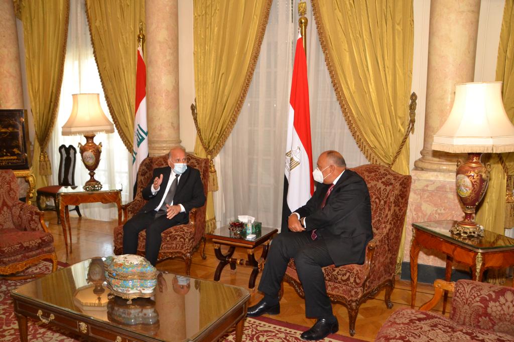   شكرى يبحث مع نظيره العراقي العلاقات الثنائية بين البلدين