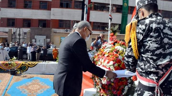   محافظ القليوبية يضع إكليل الزهور على النصب التذكارى للجندى المجهول